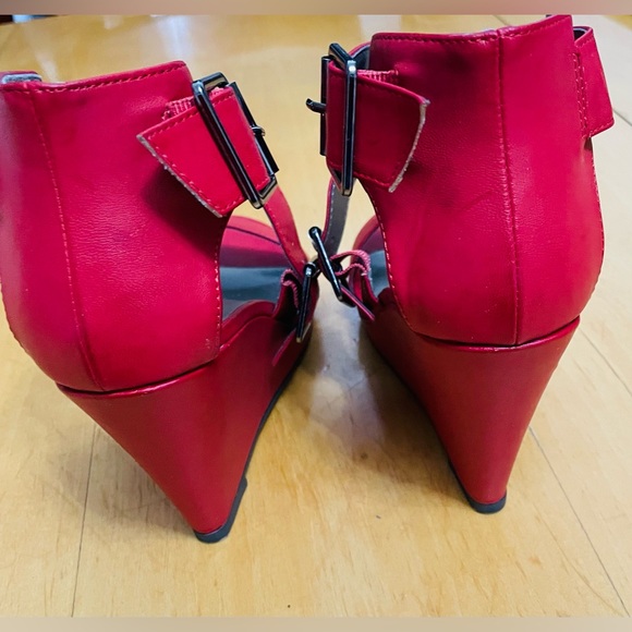 Red summer shoes, new, size 9. - Picture 2 of 9